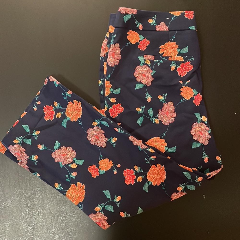 Chico's dark blue & floral bottoms size 8
